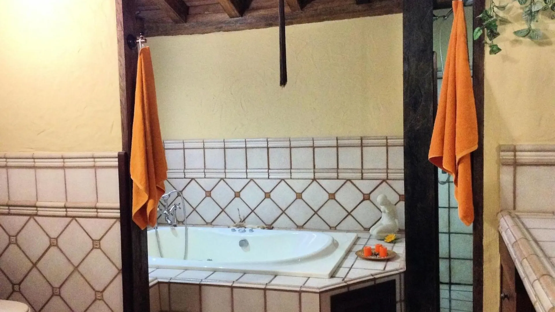 Finca Toredo Large Heated Pool,Hot Tub,Bar/Games Room,Gym,Cave, Free Wifi Atogo 0*,  Spanje